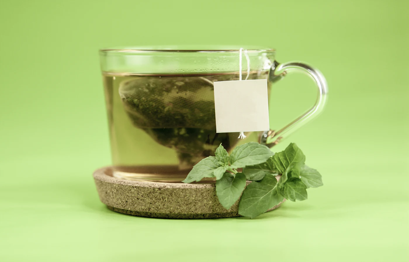 Ein Glas Kräutertee mit frischer Minze
